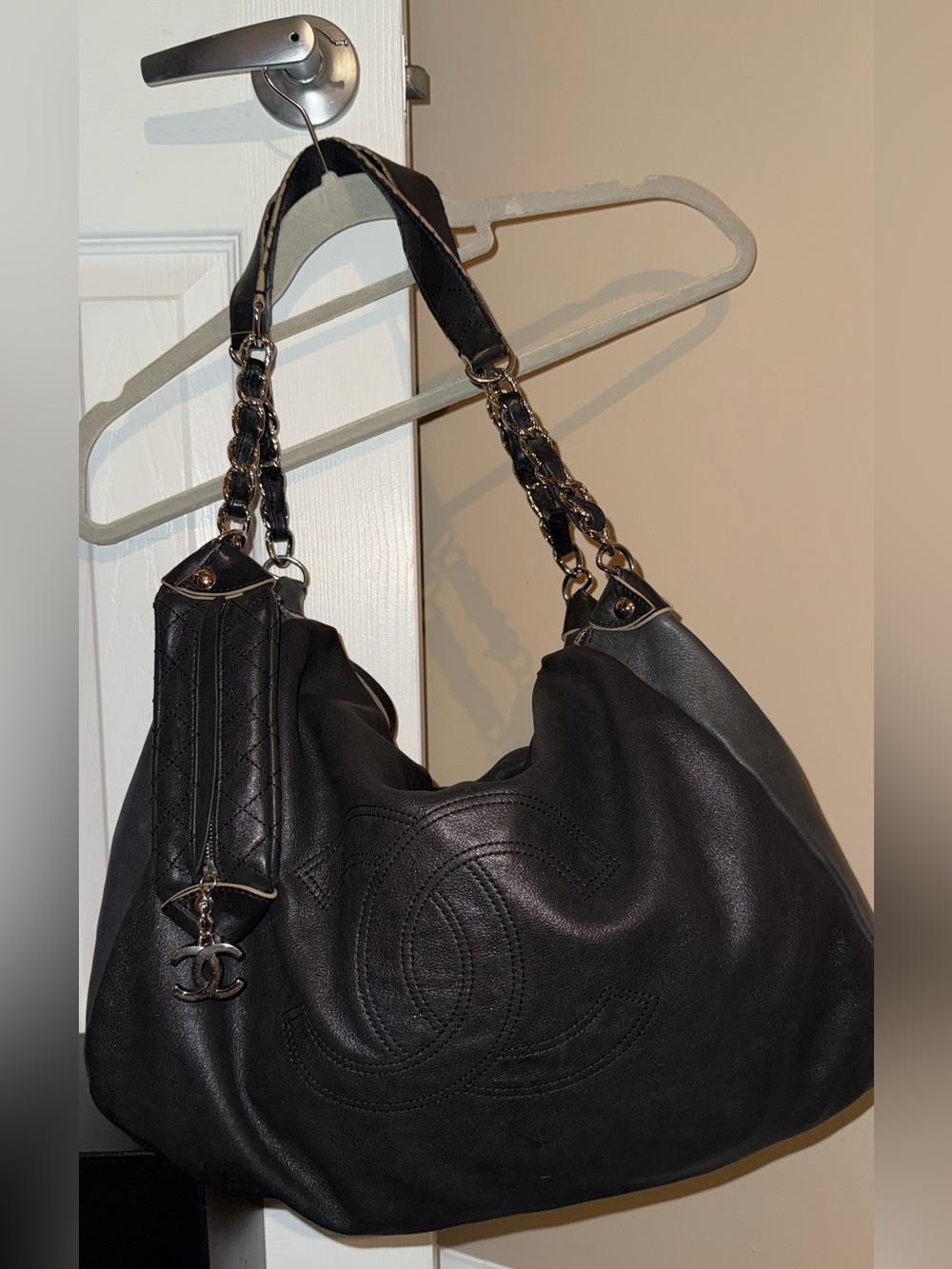 Authentic Chanel Black Soft Edgy Hobo bag purse lambskin leather CC - Picture 4 of 16